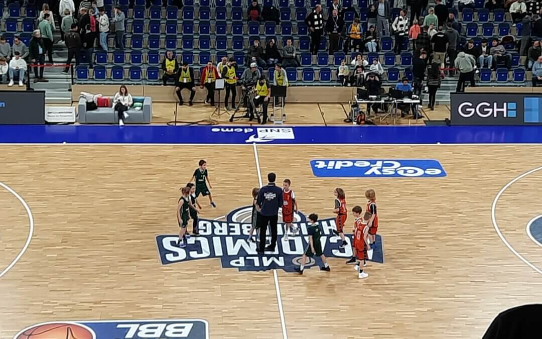 Basketballer*innen spielen im SNP-dome