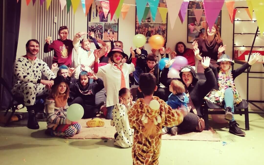 Rugby-Kinder feiern Fasnacht